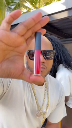 Adjua Styles Instagram - 😂😂😂😂😂💋💋💋💋💋

For a limited time only… watch this gangster and a gentleman apply my @signaturebyas lippie LMAOOOOOO! 

It was the spit wipe for me 😂😂

Aw @stylesp tried !! But never again 😂❤️

Run to @signaturebyas for “Encore”  or “The One” 💋
