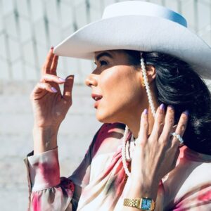 Adriane Garcia Instagram - Um pouco dos ultimos dias:
1. Posando para as lentes do talentoso @honorato.nuno 
2. Dos ultimos  filmes que assisti na @appletv @thegorgemovie e que adorei e fiquei fã da banda sonora 
3. Posando com um casaco que amei da @guess_avenidaliberdade @betrendpt  e joias lindas da @onewatchcompany_ 
4. Entre reuniões 
5. #run & #jumping 
6. Aulas de inglês @easy_talk 
7. Tentando me manter debaixo do guarda-chuva 🌂💨
8. Meu novo smartOne @onewatchcompany_ 
9. Convite para bom almoco e boas conversas @rui.pedro.bairrada 
10. Só para mostrar este chapéu lindo @le_trap_official e as unhas @bemmequerostudiodl 
11. Ela @geyselopes.fisioterapia_  inventa eu tento fugir do @thebalance.pilates 
12. #limoncello e boas conversas