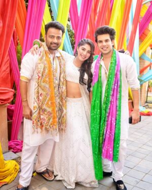 Adrija Addy Roy Instagram - Colors of Joy 🫰
Holi with my Dearest Family ♥️🧿

#Anupama everyday at #10pm only on @starplus 

#Anupamaa #Raahi #AdrijaRoy #GratefulHeart #Starplus #DKP #ThuThuThu .