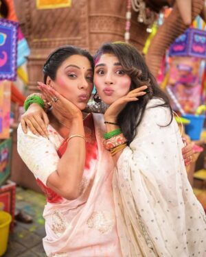 Adrija Addy Roy Instagram - Colors of Joy 🫰
Holi with my Dearest Family ♥️🧿

#Anupama everyday at #10pm only on @starplus 

#Anupamaa #Raahi #AdrijaRoy #GratefulHeart #Starplus #DKP #ThuThuThu .