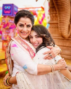 Adrija Addy Roy Instagram - Colors of Joy 🫰
Holi with my Dearest Family ♥️🧿

#Anupama everyday at #10pm only on @starplus 

#Anupamaa #Raahi #AdrijaRoy #GratefulHeart #Starplus #DKP #ThuThuThu .