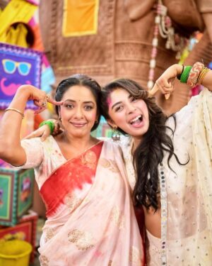 Adrija Addy Roy Instagram - Colors of Joy 🫰
Holi with my Dearest Family ♥️🧿

#Anupama everyday at #10pm only on @starplus 

#Anupamaa #Raahi #AdrijaRoy #GratefulHeart #Starplus #DKP #ThuThuThu .