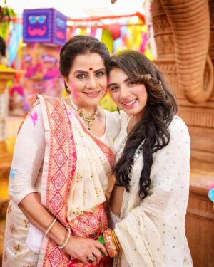 Adrija Addy Roy Instagram - Colors of Joy 🫰
Holi with my Dearest Family ♥️🧿

#Anupama everyday at #10pm only on @starplus 

#Anupamaa #Raahi #AdrijaRoy #GratefulHeart #Starplus #DKP #ThuThuThu .