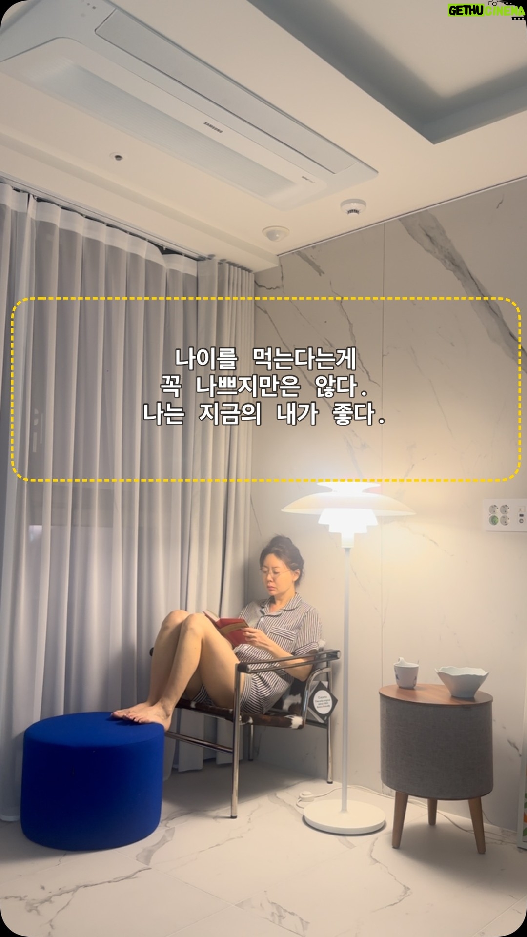 Ahn Sun-Young - 1.4K Likes - 자꾸 새벽에 깬다.
예전엔 잠을 설치면 운동화부터 꿰차고 헬스장으로 달려가서 망가진 루틴을 되돌리려고 강박적으로 운동을 했다면, 지금은 <마음근육> <사고근육> 운동 우선해준다.
지금 이시간 읽는 책은 “전부 내꺼가 된다” .
< 갱년기 불면증 극복방법 >
1. 뭐 어째. 호르몬 변화이니, 몸에 나쁜 음식 확 줄이고, 클린하게 먹고, 물많이 마시고 , 카페인끊고 (필수) , 깨진 호르몬 불균형 맞출수 있는 영양제등 (할수 있으면 가까운 가정의학과 내 유전자검사와 그에 맞는 필수영양소 체크해주면 베스트!! ) 꼭 “내몸에 필요한걸 찾아서 먹기”
#내가먹는게바로나자신
2. (아이러니하지만) 휴대폰 스크린타임 확 줄이고, 책읽기.
#뇌근육키우기
잡생각 사라지고, 생각도 풍부해짐.
3. 반드시 유산소뿐아니라, 근육운동으로 기초대사량올리고, 근육피로도 = 기분좋은 졸림 올수있게 매일 꼭 챙기기.
#운동이답이다
4. 스트레스가 주범.
이미 스트레스를 부르는 일이 생겼다면, 바꿀수없는 것이라면 과감히 그냥 버리고, 바꿀수있는것이라면 소리내어 꺼내어 말하고 - 그럴만한 사람과 : 이 대목에서 나는 “친구”보다는 “전문가”추천 - 상의하기.
결정했다면 우선순위에 따라 행동하고, 일어나지않은 일따위는 생각하지 않기.
#억지로참으면병된다
5. 광합성하면 기분이 좋아지듯,주변도 밝고 긍정적인 사람으로 채운다.
#우선나부터🙋🏻♀️