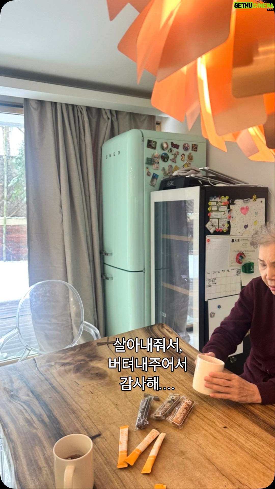 Ahn Sun-Young - 3.4K Likes - 눈이 펑펑오는 오늘,
40여년 만에 처음으로
“엄마가 귀여워서” 안아주었습니다.
나또한 이제 인생의 절반정도를 살아내고보니,
이또한 삶이고, #그럼에도불구하고
받아들이고 이해하고 돌아보면
“다시보이는 것들” 이 있더군요.
눈이 오는 3월의 어느날.