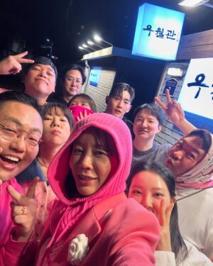 Ahn Sun-Young Instagram - 🩷

선영아 생일축하해
더더더더도 말고 어제만 같아라
사랑해 🩷🩷🩷🩷🩷

1차는 직화장인에서 @jika_master 
2차는 우월관에서  @woowolgwan 
3차는 팡파르노래방에서 
4차는 다시 우월관에서

정말!  원없이 웃고 원없이 떠들고 원없이 춤췄던
어제! 너의 생일을 기억하고 기억하며
내년 생일까지 우리 행복하자 🎉🎉🎉

안선영과 친구들 @anney_an_love 
@jika_master 
@woowolgwan 
@bon_bong_bon_bong 
@hongshinae_ 
@sensekwon 
@minhojkr 
@aewol_the_sunset 
@daldal_cong 
@superbody__jin 
@twinktwinkstar
@beeee_on 
@team_umgiyong_rnd 

내생일이 내생일, 
니생일도 내생일, 
니가 즐거우면 나도 즐겁고
내가 좋아하는 사람들로 쫘악❤️
생일은 이맛이지 🤪🤪🤪🤪🤪

개꽐라의 뮤즈들 잘들어갔니들 ㅋㅋㅋㅋㅋ