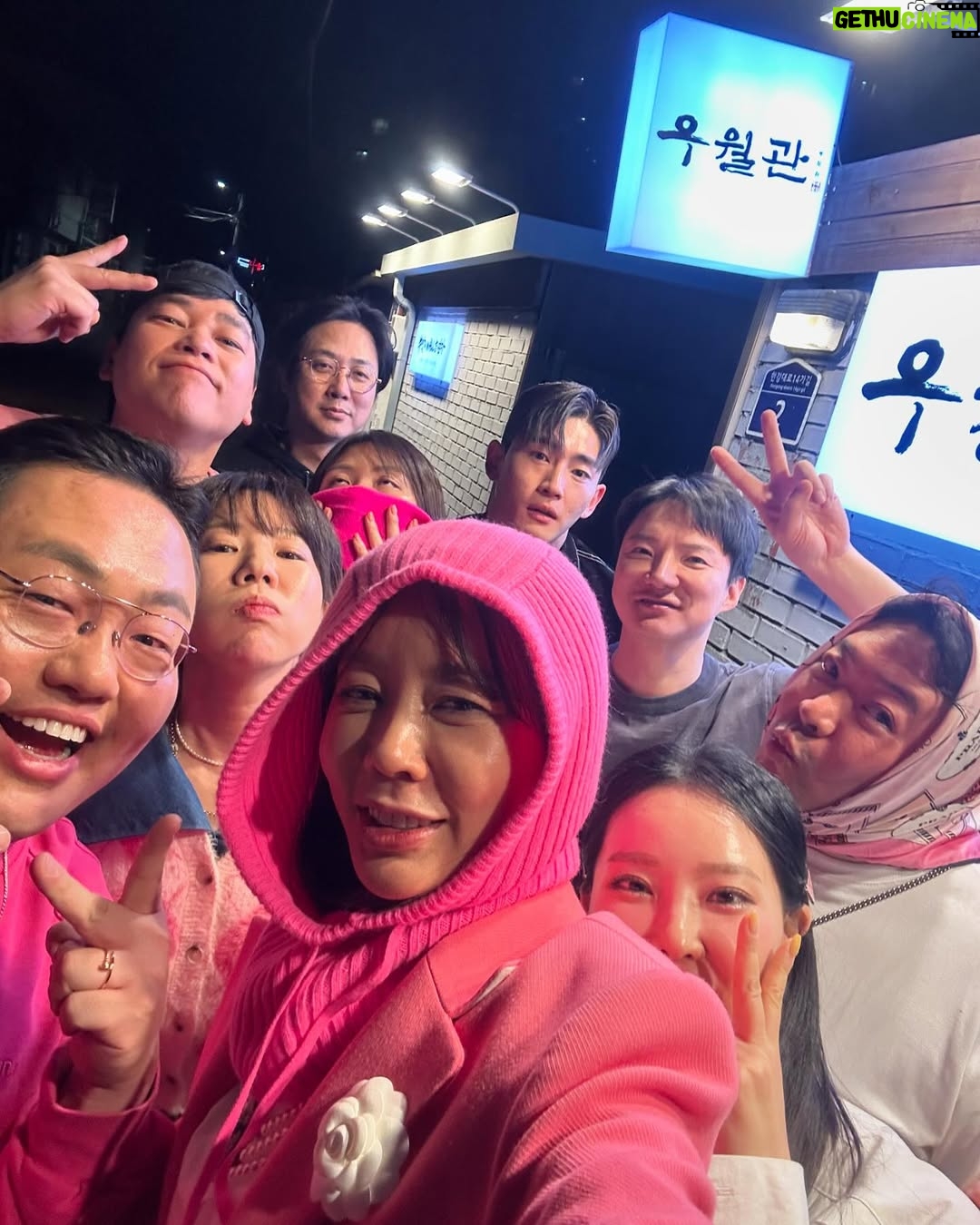 Ahn Sun-Young - 461 Likes - 🩷
선영아 생일축하해
더더더더도 말고 어제만 같아라
사랑해 🩷🩷🩷🩷🩷
1차는 직화장인에서 @jika_master
2차는 우월관에서 @woowolgwan
3차는 팡파르노래방에서
4차는 다시 우월관에서
정말! 원없이 웃고 원없이 떠들고 원없이 춤췄던
어제! 너의 생일을 기억하고 기억하며
내년 생일까지 우리 행복하자 🎉🎉🎉
안선영과 친구들 @anney_an_love
@jika_master
@woowolgwan
@bon_bong_bon_bong
@hongshinae_
@sensekwon
@minhojkr
@aewol_the_sunset
@daldal_cong
@superbody__jin
@twinktwinkstar
@beeee_on
@team_umgiyong_rnd
내생일이 내생일,
니생일도 내생일,
니가 즐거우면 나도 즐겁고
내가 좋아하는 사람들로 쫘악❤️
생일은 이맛이지 🤪🤪🤪🤪🤪
개꽐라의 뮤즈들 잘들어갔니들 ㅋㅋㅋㅋㅋ
