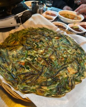 Ahn Sun-Young Instagram - 제 최애맛집 용문시장 #국수포차 에서 도정임이모님의 손맛이 철철 넘쳐나는 냉이달래쭈꾸미 샤브사브를 먹고나니 “바야흐로 봄” 시작입니다🙌🏻🌸

울 핸규 생축🎂🫶
@lua_fafa 
새로워질 #주식회사바로스 도 짜요🙌🏻💛
#BARLHOS 커밍순🔥