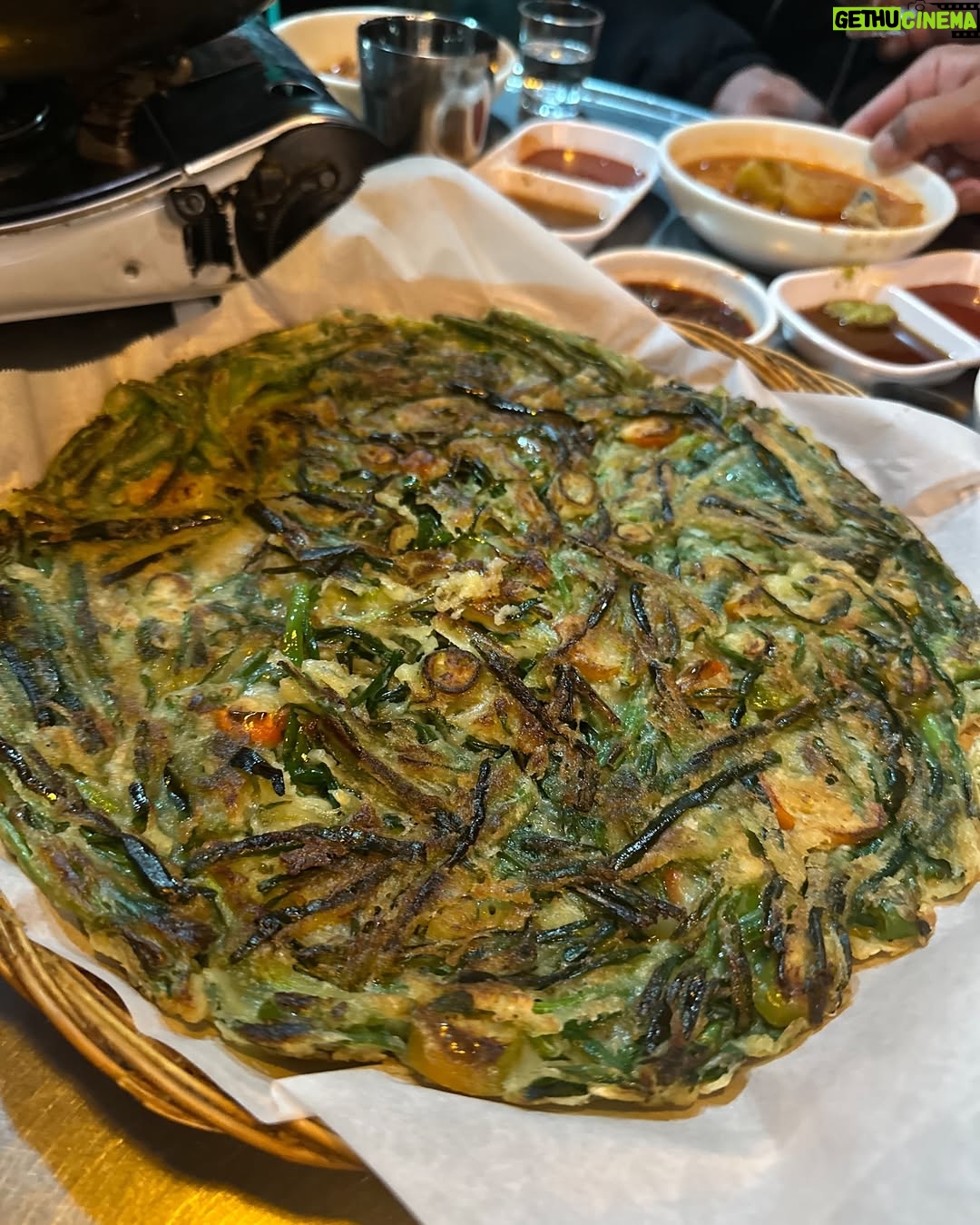 Ahn Sun-Young - 784 Likes - 제 최애맛집 용문시장 #국수포차 에서 도정임이모님의 손맛이 철철 넘쳐나는 냉이달래쭈꾸미 샤브사브를 먹고나니 “바야흐로 봄” 시작입니다🙌🏻🌸
울 핸규 생축🎂🫶
@lua_fafa
새로워질 #주식회사바로스 도 짜요🙌🏻💛
#BARLHOS 커밍순🔥