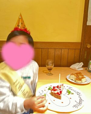 Ai Kago Instagram - 三連休の二日目は
息子の8歳のお誕生日でした✨✨✨

この日は息子にはサプライズで友人達も来てくれて
初のマイクロブタカフェで🐽さんと遊んだよー✨
鳴き声がブヒブヒで、可愛過ぎました💕💕💕
🐽さん、また逢いにいくね！

そして、そのあとは代々木公園へ！
たくさん遊びました💕

夜は大好きなイタリアンでバースデーご飯して
たまたまお店にお友達もいて、みんながお祝いしてくれて
幸せな一日でした🤍
ありがとう㊗️

息子の最近は俺感🫷✨も出してきて、頼もしいお兄さんに成長しております！
ゴルフも頑張って勉強もそれなりに頑張って✨
お友達に優しく元気な8歳を過ごしてね！