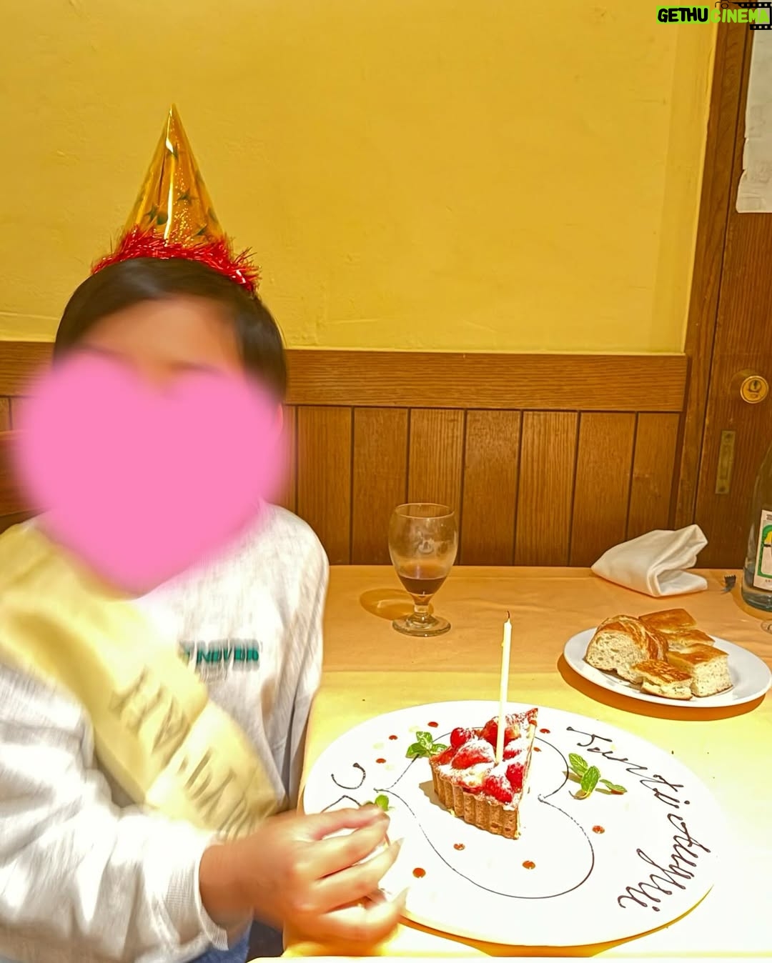 Ai Kago - 6.6K Likes - 三連休の二日目は
息子の8歳のお誕生日でした✨✨✨
この日は息子にはサプライズで友人達も来てくれて
初のマイクロブタカフェで🐽さんと遊んだよー✨
鳴き声がブヒブヒで、可愛過ぎました💕💕💕
🐽さん、また逢いにいくね!
そして、そのあとは代々木公園へ!
たくさん遊びました💕
夜は大好きなイタリアンでバースデーご飯して
たまたまお店にお友達もいて、みんながお祝いしてくれて
幸せな一日でした🤍
ありがとう㊗️
息子の最近は俺感🫷✨も出してきて、頼もしいお兄さんに成長しております!
ゴルフも頑張って勉強もそれなりに頑張って✨
お友達に優しく元気な8歳を過ごしてね!