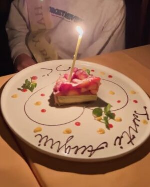 Ai Kago Instagram - 三連休の二日目は
息子の8歳のお誕生日でした✨✨✨

この日は息子にはサプライズで友人達も来てくれて
初のマイクロブタカフェで🐽さんと遊んだよー✨
鳴き声がブヒブヒで、可愛過ぎました💕💕💕
🐽さん、また逢いにいくね！

そして、そのあとは代々木公園へ！
たくさん遊びました💕

夜は大好きなイタリアンでバースデーご飯して
たまたまお店にお友達もいて、みんながお祝いしてくれて
幸せな一日でした🤍
ありがとう㊗️

息子の最近は俺感🫷✨も出してきて、頼もしいお兄さんに成長しております！
ゴルフも頑張って勉強もそれなりに頑張って✨
お友達に優しく元気な8歳を過ごしてね！