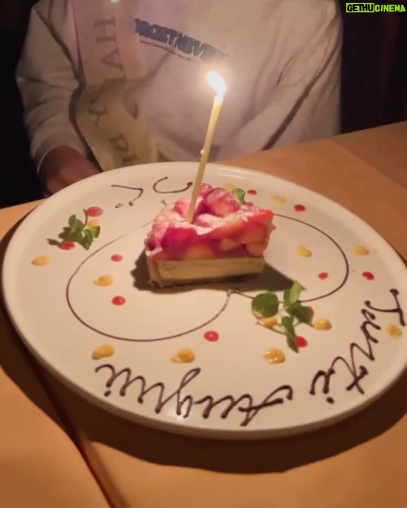 Ai Kago - 6.6K Likes - 三連休の二日目は
息子の8歳のお誕生日でした✨✨✨
この日は息子にはサプライズで友人達も来てくれて
初のマイクロブタカフェで🐽さんと遊んだよー✨
鳴き声がブヒブヒで、可愛過ぎました💕💕💕
🐽さん、また逢いにいくね!
そして、そのあとは代々木公園へ!
たくさん遊びました💕
夜は大好きなイタリアンでバースデーご飯して
たまたまお店にお友達もいて、みんながお祝いしてくれて
幸せな一日でした🤍
ありがとう㊗️
息子の最近は俺感🫷✨も出してきて、頼もしいお兄さんに成長しております!
ゴルフも頑張って勉強もそれなりに頑張って✨
お友達に優しく元気な8歳を過ごしてね!