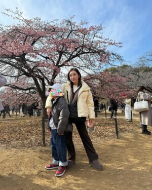 Ai Kago Instagram - 三連休の二日目は
息子の8歳のお誕生日でした✨✨✨

この日は息子にはサプライズで友人達も来てくれて
初のマイクロブタカフェで🐽さんと遊んだよー✨
鳴き声がブヒブヒで、可愛過ぎました💕💕💕
🐽さん、また逢いにいくね！

そして、そのあとは代々木公園へ！
たくさん遊びました💕

夜は大好きなイタリアンでバースデーご飯して
たまたまお店にお友達もいて、みんながお祝いしてくれて
幸せな一日でした🤍
ありがとう㊗️

息子の最近は俺感🫷✨も出してきて、頼もしいお兄さんに成長しております！
ゴルフも頑張って勉強もそれなりに頑張って✨
お友達に優しく元気な8歳を過ごしてね！