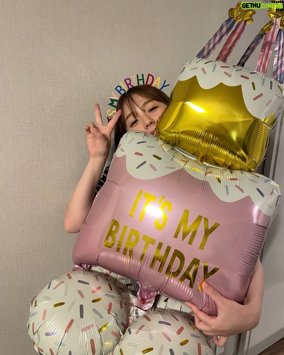 Ai Shinozaki - 19K Likes - ・
33歳になりました!🥳
当日は毎度お馴染み
@rionsawabe が祝わってくれたよ🎂
ほぼ毎日一緒にいるけど
毎回しっかり笑えるってすごいよね
まじいつもありがとん🐷🐷❤️