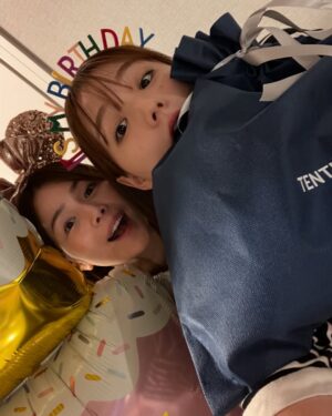 Ai Shinozaki Instagram - ・

33歳になりました！🥳

当日は毎度お馴染み
@rionsawabe が祝わってくれたよ🎂

ほぼ毎日一緒にいるけど
毎回しっかり笑えるってすごいよね

まじいつもありがとん🐷🐷❤️
