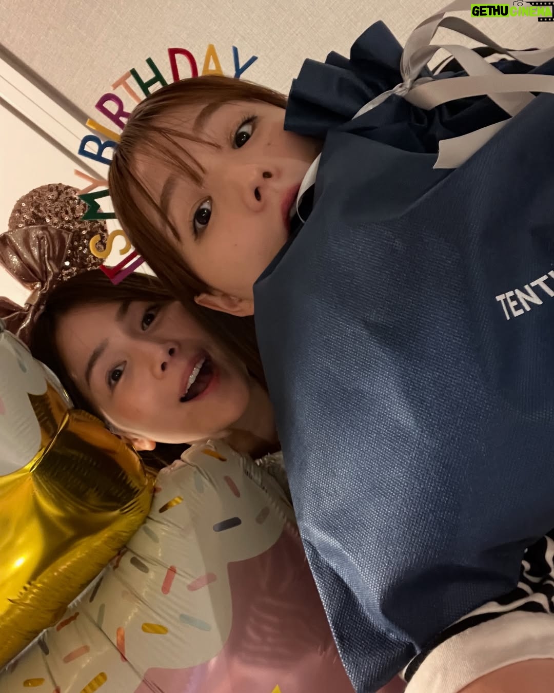 Ai Shinozaki - 19K Likes - ・
33歳になりました!🥳
当日は毎度お馴染み
@rionsawabe が祝わってくれたよ🎂
ほぼ毎日一緒にいるけど
毎回しっかり笑えるってすごいよね
まじいつもありがとん🐷🐷❤️