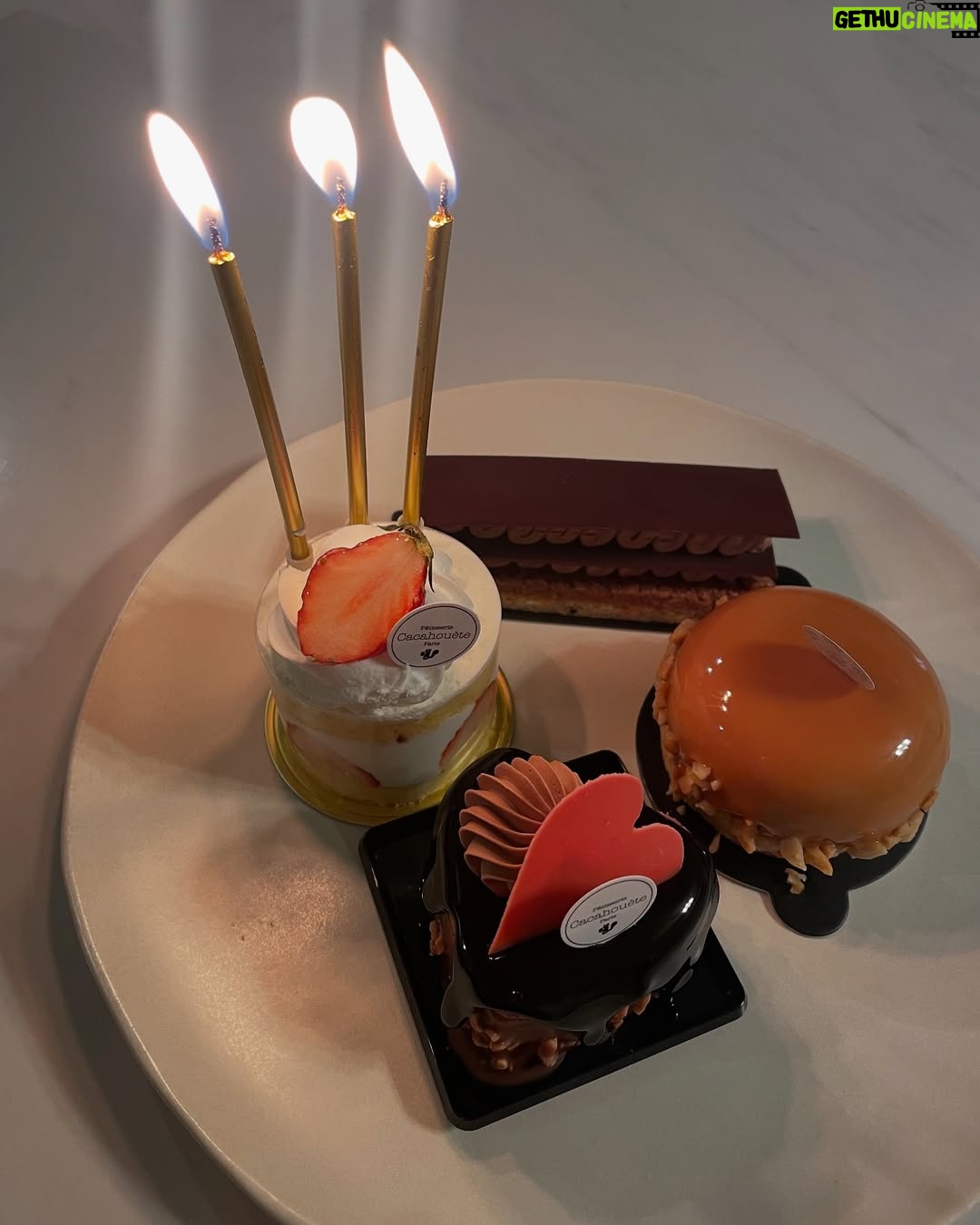 Ai Shinozaki - 19K Likes - ・
33歳になりました!🥳
当日は毎度お馴染み
@rionsawabe が祝わってくれたよ🎂
ほぼ毎日一緒にいるけど
毎回しっかり笑えるってすごいよね
まじいつもありがとん🐷🐷❤️