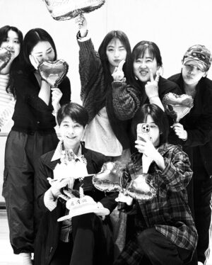Aiki Instagram - 제가 선택한 도전에 후회없도록 2년동안 열심히 학업을 병행하여 올해 석사학위를 졸업했습니다. 
댄서로서의 경험을 바탕으로 논문을 남길 수 있도록 지도해주신 
성신여대 대학원 교수님들, 동기, 조교들 그리고 우리 스트릿 우먼 파이터 제작진과 리더즈! 감사합니다.
더불어, 춤을 사랑하고 댄서에게 응원을 아끼지 않는 여러분 고맙습니다. 앞으로 더 좋은 모습으로 보답하겠습니다🫶🏻 

I dedicated myself to my studies for the past two years without any regrets about the challenge I chose, and this year, I successfully completed my master’s degree.
A heartfelt thank you to the professors, classmates, and teaching assistants at Sungshin Women‘s University Graduate School for guiding me in writing a thesis based on my experience as a dancer. And to my Street Woman Fighter Leaders—thank you!
Lastly, to everyone who continues to show interest in and support dancers, I truly appreciate you all! 🙌✨