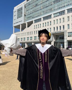 Aiki Instagram - 제가 선택한 도전에 후회없도록 2년동안 열심히 학업을 병행하여 올해 석사학위를 졸업했습니다. 
댄서로서의 경험을 바탕으로 논문을 남길 수 있도록 지도해주신 
성신여대 대학원 교수님들, 동기, 조교들 그리고 우리 스트릿 우먼 파이터 제작진과 리더즈! 감사합니다.
더불어, 춤을 사랑하고 댄서에게 응원을 아끼지 않는 여러분 고맙습니다. 앞으로 더 좋은 모습으로 보답하겠습니다🫶🏻 

I dedicated myself to my studies for the past two years without any regrets about the challenge I chose, and this year, I successfully completed my master’s degree.
A heartfelt thank you to the professors, classmates, and teaching assistants at Sungshin Women‘s University Graduate School for guiding me in writing a thesis based on my experience as a dancer. And to my Street Woman Fighter Leaders—thank you!
Lastly, to everyone who continues to show interest in and support dancers, I truly appreciate you all! 🙌✨