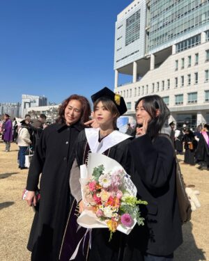 Aiki Instagram - 제가 선택한 도전에 후회없도록 2년동안 열심히 학업을 병행하여 올해 석사학위를 졸업했습니다. 
댄서로서의 경험을 바탕으로 논문을 남길 수 있도록 지도해주신 
성신여대 대학원 교수님들, 동기, 조교들 그리고 우리 스트릿 우먼 파이터 제작진과 리더즈! 감사합니다.
더불어, 춤을 사랑하고 댄서에게 응원을 아끼지 않는 여러분 고맙습니다. 앞으로 더 좋은 모습으로 보답하겠습니다🫶🏻 

I dedicated myself to my studies for the past two years without any regrets about the challenge I chose, and this year, I successfully completed my master’s degree.
A heartfelt thank you to the professors, classmates, and teaching assistants at Sungshin Women‘s University Graduate School for guiding me in writing a thesis based on my experience as a dancer. And to my Street Woman Fighter Leaders—thank you!
Lastly, to everyone who continues to show interest in and support dancers, I truly appreciate you all! 🙌✨