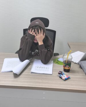 Aiki Instagram - 제가 선택한 도전에 후회없도록 2년동안 열심히 학업을 병행하여 올해 석사학위를 졸업했습니다. 
댄서로서의 경험을 바탕으로 논문을 남길 수 있도록 지도해주신 
성신여대 대학원 교수님들, 동기, 조교들 그리고 우리 스트릿 우먼 파이터 제작진과 리더즈! 감사합니다.
더불어, 춤을 사랑하고 댄서에게 응원을 아끼지 않는 여러분 고맙습니다. 앞으로 더 좋은 모습으로 보답하겠습니다🫶🏻 

I dedicated myself to my studies for the past two years without any regrets about the challenge I chose, and this year, I successfully completed my master’s degree.
A heartfelt thank you to the professors, classmates, and teaching assistants at Sungshin Women‘s University Graduate School for guiding me in writing a thesis based on my experience as a dancer. And to my Street Woman Fighter Leaders—thank you!
Lastly, to everyone who continues to show interest in and support dancers, I truly appreciate you all! 🙌✨