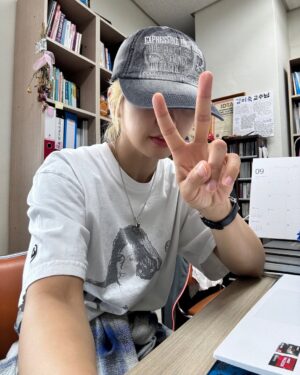 Aiki Instagram - 제가 선택한 도전에 후회없도록 2년동안 열심히 학업을 병행하여 올해 석사학위를 졸업했습니다. 
댄서로서의 경험을 바탕으로 논문을 남길 수 있도록 지도해주신 
성신여대 대학원 교수님들, 동기, 조교들 그리고 우리 스트릿 우먼 파이터 제작진과 리더즈! 감사합니다.
더불어, 춤을 사랑하고 댄서에게 응원을 아끼지 않는 여러분 고맙습니다. 앞으로 더 좋은 모습으로 보답하겠습니다🫶🏻 

I dedicated myself to my studies for the past two years without any regrets about the challenge I chose, and this year, I successfully completed my master’s degree.
A heartfelt thank you to the professors, classmates, and teaching assistants at Sungshin Women‘s University Graduate School for guiding me in writing a thesis based on my experience as a dancer. And to my Street Woman Fighter Leaders—thank you!
Lastly, to everyone who continues to show interest in and support dancers, I truly appreciate you all! 🙌✨