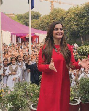 Aiman Khan Instagram - Thank you Faisalabad for such a warm welcome and the girls were amazing too thanks for the love !!! ❤️ 

#chiniotislamiaschool #faisalabad #aimankhan