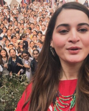 Aiman Khan Instagram - Thank you Faisalabad for such a warm welcome and the girls were amazing too thanks for the love !!! ❤️ 

#chiniotislamiaschool #faisalabad #aimankhan