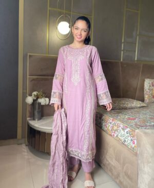Aina Asif Instagram - Lets put on a desi dress and feel good about ourselves!
Dress by @aabyaanofficial 

#ainaasif #fashion #instagram #intsagood #explorepage