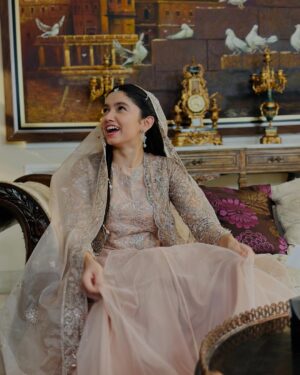 Aina Asif Instagram - Sara khush nahi thi likhn lag pyari rahi thi 🙂‍↔️ also I do not understand how I forgot to post these