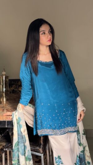 Aina Asif Instagram - Guess who finally decided to get ready 🫶🏻 A late Eid Mubarak everyone!