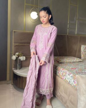Aina Asif Instagram - Lets put on a desi dress and feel good about ourselves!
Dress by @aabyaanofficial 

#ainaasif #fashion #instagram #intsagood #explorepage