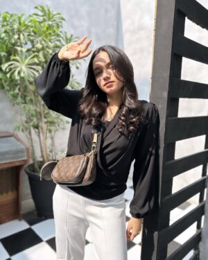Aina Asif Instagram - 🫶🏻
Outfit by @theslaywear 
Bag by @antonio.online.pk 

#ainaasif #explore #explorepage