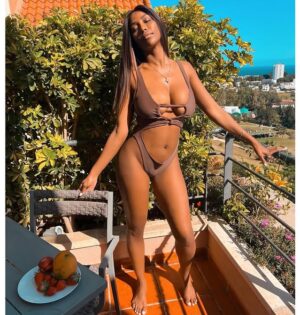 Ainett Stephens Instagram - Qual è la tua preferita?😜
#ainett#ainettstephens#lagattanera#monday