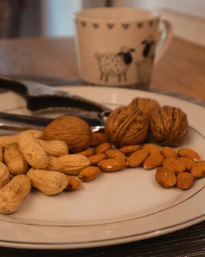 Ainett Stephens Instagram - Vi aspetto per la merenda ?😜 
Vado matta per la  frutta secca anche perchè è una vera fonte di energia: ricca di grassi buoni, proteine, fibre e antiossidanti. Ideale per migliorare la salute del cuore, regolare il colesterolo e mantenere alta la concentrazione🌰🥜

#ainett#ainettstephens#mernda#snack