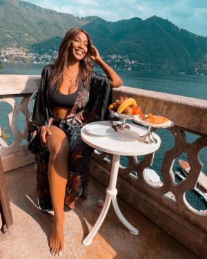 Ainett Stephens Instagram - Vitamin -D ☀️🫶🏽

#ainwtt#ainettstephens#bruch#breakfast#lagattanera#como#villadeste#girl#italia#italy
