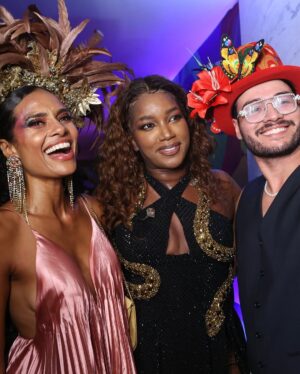 Aisha Jambo Instagram - Noite linda e mágica no primeiro Baile de Máscaras do @fairmontrio com show dessa mulher incrível e inspiradora que admiro muito @iza . E ao lado de amigos queridos que alegraram minha noite. 🎉👏🏻✨️

.
.
.
#carnaval2025🎭

Beleza e adereço: @alexxpalmeiraa