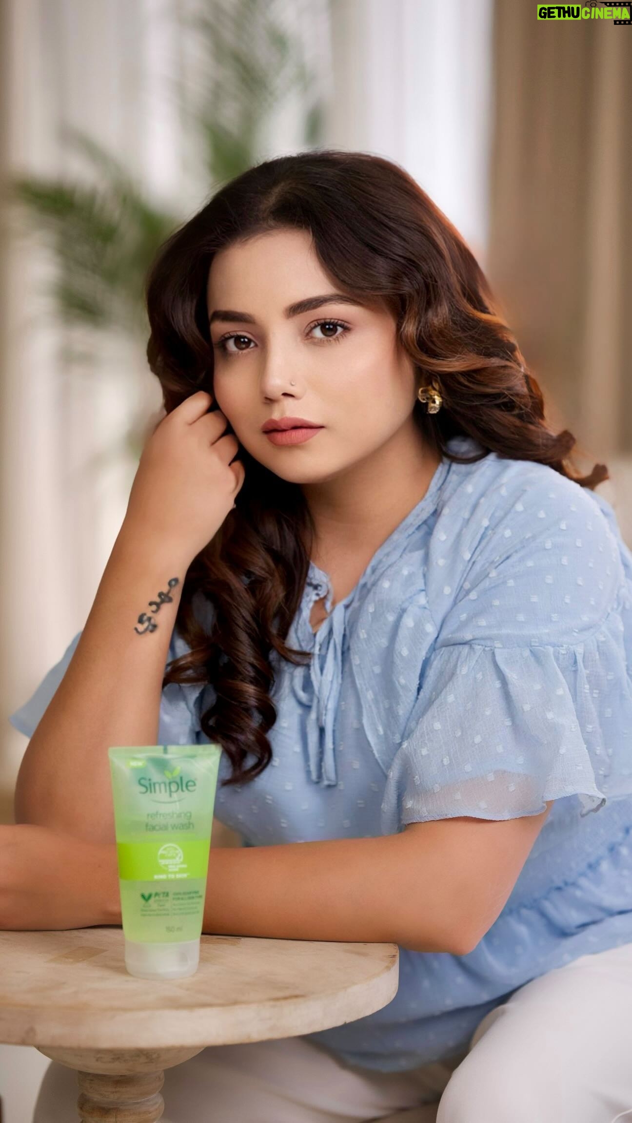 Aisha Mahdi - 59.5K Likes - Hey everyone! Today, I wanted to share a personal experience about my battle with dry and scaly skin. It truly felt like a nightmare. 😔
I had to make some lifestyle changes in terms of diet and I also introduced gentle products into my skincare routine. One that has made a huge impact is the Refreshing Facial Wash from Simple Skincare. This 100% soap-free and hypoallergenic cleanser is ideal for sensitive skin. Using it twice a day has made a major difference in just a few weeks!
I now consistently use this face wash in my morning and evening routine, and I no longer feel any irritation or dryness. Additionally, I have increased the amount of humectants in my routine to provide much-needed hydration.
If any of you are facing the same problem, I highly recommend following these tips.💪🏼 If you have any other suggestions or experiences, please share them in the comments below
#Ad #SkinBarrierSavior #SimpleSkinCareIndia #SkinWellness #NurturingSkin #ProtectYourGlow