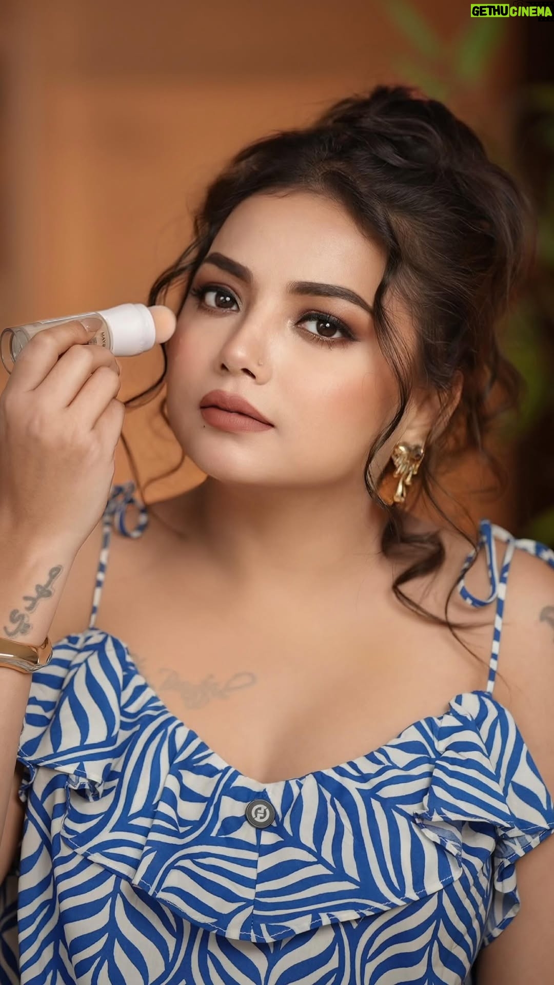 Aisha Mahdi - 87.4K Likes - ✨// Episode - 1 HYDRATION TO HIGHLIGHT
#ABeautyJourney
Why juggle four products when you can have it all in one? 🙌 Meet Maybelline's Instant Age Rewind Perfect or 4-in-1 Glow!
This multitasking marvel gives you a stunning glow while saving you time and effort. Lightweight, breathable, and perfect for every skin tone—it's a game changer!
#4in1Glow #MakeupMustHave #EffortlessBeauty