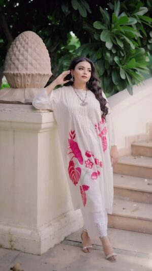 Aisha Mahdi Instagram - // Accessorizing is the key to making your Indian outfits pop! 

Embrace the beauty of tradition while adding a modern twist. 

What’s your go-to accessory? 

#StyleInspiration #IndianFashion #ModernElegance