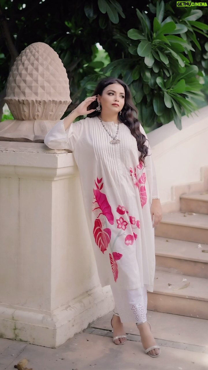 Aisha Mahdi - 93K Likes - // Accessorizing is the key to making your Indian outfits pop!
Embrace the beauty of tradition while adding a modern twist.
What’s your go-to accessory?
#StyleInspiration #IndianFashion #ModernElegance
