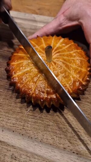Aiste Miseviciute Instagram - Potatoes and black truffles pie ❄️❄️❄️
@floconsdesel by @emmanuel.renaut.