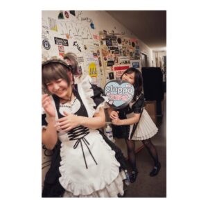 Akane Hirose Instagram - cluppoの強火オタ、cluppoのTOの私。

cluppoさんが2月3日の番外編お給仕にサプライズで登場してくれました🕊️

PEACE&LOVEとFlapping wingsが聴けるだなんて…！

手作りのファンサうちわとクルッポTを持参して、最前列で推しを拝ませていただきました。ファンサ貰っちゃった〜

終演後、一緒に写真撮って握手してもらいました。
推しに認知してもらえて嬉しかったです。

ずっと応援してます！大好きです🫶

photo by @pickles_0808 

#bandmaid #cluppo