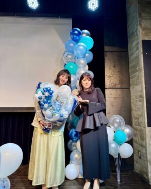 Akari Hayami Instagram - _
MCをしてくれた戸島花ちゃん

実は19歳の頃からのお友達で、ふたりで旅行にも行ったことがある仲なのです

19歳はわたしの転機で一人暮らしを始めて、新しい友達がたくさんできて、人に甘えていいんだって知ることができて、花ちゃんはその中のひとりなの

そんな大切な友達に大事な30歳の誕生日イベントの司会をやってもらえて心強かったーーー

あとほんとに普通に楽しかったーーー

そして居なかったらゲームとか絶対成り立ってなかったーーー笑

ありがとうが止まらないよ、ありがとう！

これからも生意気ビックベイビーをよろしくね（戸島花公式X参照）