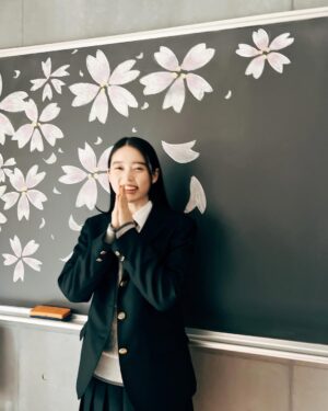 Akari Takaishi Instagram - 日曜劇場『御上先生』
無事に最終回を迎えることが出来ました。
ありがとうございました！

背負っているもの、向き合い続けていること、これからも必死に考えなくてはならないこと、それぞれが色々な何かを抱えながらも生徒全員で隣徳学院を出ていくことが出来ました。　
この学園生活で得たものは、この先のみんなの、千木良遥の支えになると思います。

改めて、最後まで生徒たちの成長を見守っていただきありがとうございました！
#御上先生