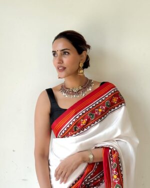 Akshara Gowda Instagram - Ennaiye Thanthen Unakkaga Jenmame Konden Atharkaga... 🧿🪬

Wearing @rajini_sarees 
@bybhuvana_ 

Jewellary @jewelbyrama 
 
Clicked by @sqintvizion

 #aksharagowda #stylishtamilachi #aksharagowdabikki #stylishtamizhachi 
#mumbai #hyderabad #happynewyear #2025 #newparents #newmom #saree #sarees
