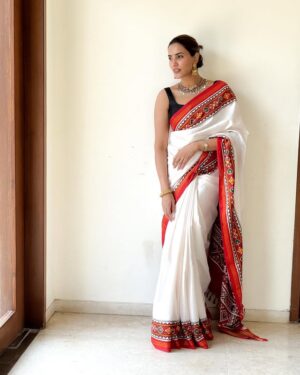 Akshara Gowda Instagram - Ennaiye Thanthen Unakkaga Jenmame Konden Atharkaga... 🧿🪬

Wearing @rajini_sarees 
@bybhuvana_ 

Jewellary @jewelbyrama 
 
Clicked by @sqintvizion

 #aksharagowda #stylishtamilachi #aksharagowdabikki #stylishtamizhachi 
#mumbai #hyderabad #happynewyear #2025 #newparents #newmom #saree #sarees