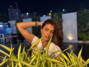 Akshara Gowda Instagram - To be with her is to sit in autumn sunlight 🔥 

All the bracelets by @tarot_by_h ❤️

PC @fatheroffloki 

#nofilterneeded 

 #aksharagowda #stylishtamilachi #aksharagowdabikki #stylishtamizhachi 
#mumbai #hyderabad #timesfood #timesfoodawards #mother #motherhood #motherenergy