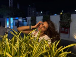 Akshara Gowda Instagram - To be with her is to sit in autumn sunlight 🔥 

All the bracelets by @tarot_by_h ❤️

PC @fatheroffloki 

#nofilterneeded 

 #aksharagowda #stylishtamilachi #aksharagowdabikki #stylishtamizhachi 
#mumbai #hyderabad #timesfood #timesfoodawards #mother #motherhood #motherenergy